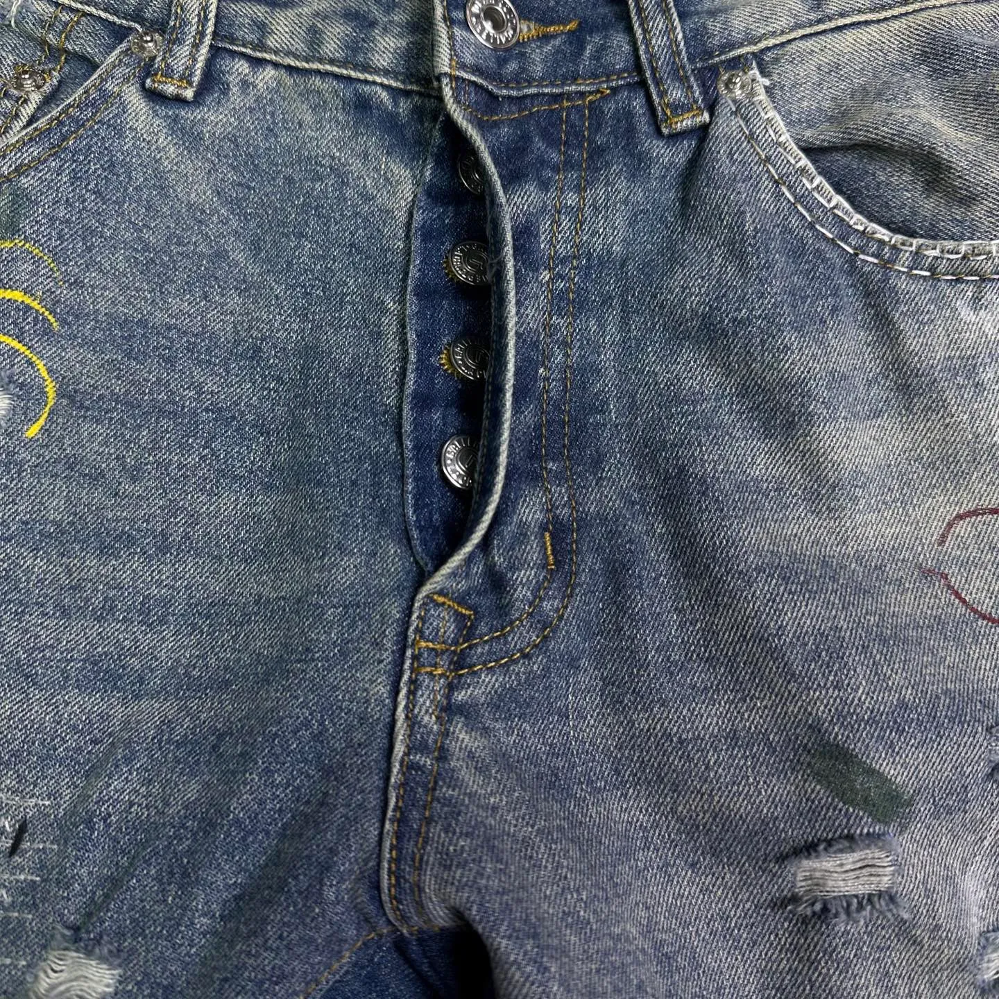 P300 GALLERY DEPT. 2025 New Retro Splashed Ink Hole Stitching Seams Couple Style Loose Bootcut Jeans 🔥High Version🔥High Version🔥 Top Ceiling Quality Styles with different washed textures are very friendly to people with thin legs and thick legs. The loose version of the bootcut is very flattering to the leg shape. Moderate length that never goes out of style, easy and casual to match, basic styling for various styles, a must-have in the wardrobe! The fabric is stiff but also makes the upper body soft without losing texture. The washing process is even more perfect. It is a must-have item for everyone! ! ! Washed wheat, hang tag, pants label, three complete labels, color: blue, size: 28, 30, 32, 34, 36 (five sizes)
